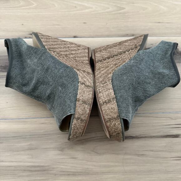 Stuart Weitzman Glover Stretch Wedge Sandal - Picture 3 of 8